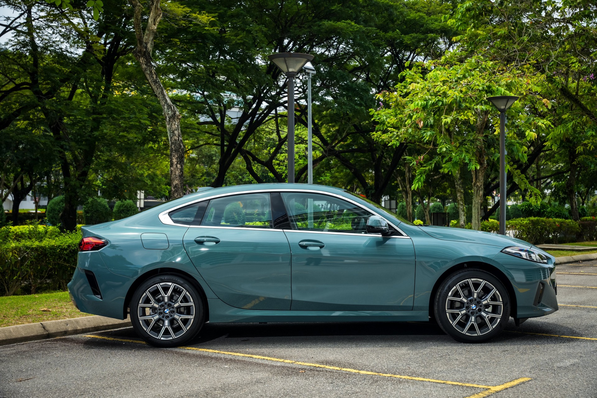 BMW 2 Series Gran Coupe thế hệ mới ra mắt, gây tranh cãi vì 'hao hao xe Trung Quốc'