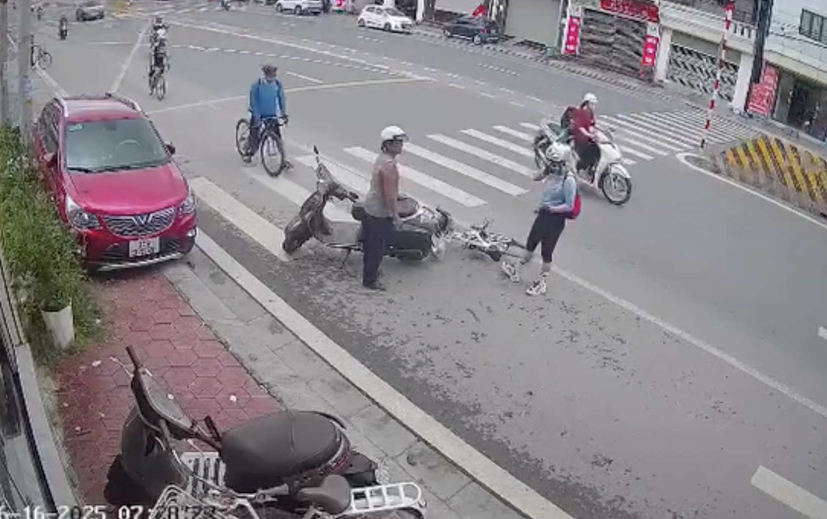 Quay đầu xe sai, tài xế xe máy khiến 'cua-rơ' ngã đập mặt xuống đường