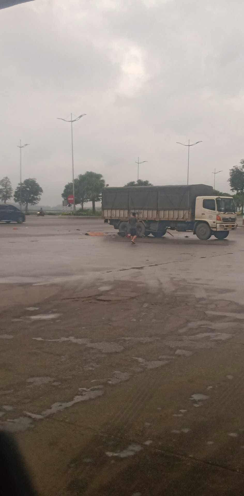 Xe máy phóng nhanh lao vào xe tải đang sang đường, tài xế xe máy tử vong