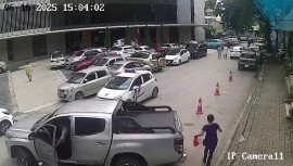 Lùi xe như lái công nông, tài xế bán tải cán qua người phụ nữ đang đi phía sau