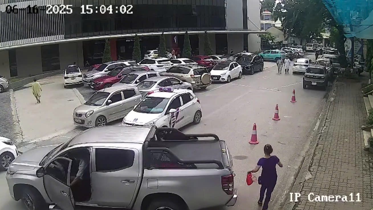 Lùi xe như lái công nông, tài xế bán tải cán qua người phụ nữ đang đi phía sau