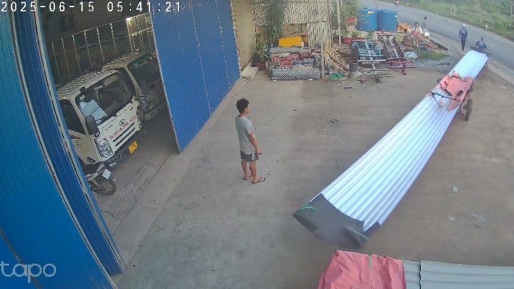 Lao vào xe chở tôn đang sang đường, thanh niên 20 tuổi tử vong