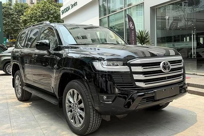 Toyota Land Cruiser LC300 2025, SUV gần 4,6 tỷ có gì mới?