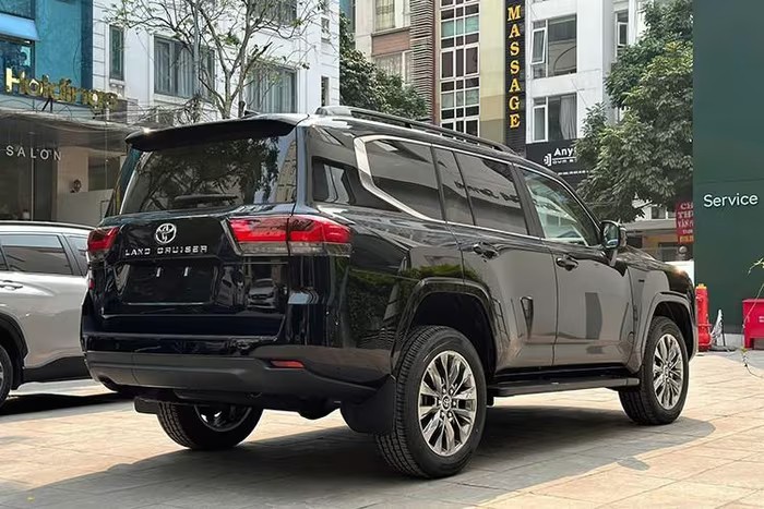 Toyota Land Cruiser LC300 2025, chiếc SUV gần 4,6 tỷ đồng có gì mới?