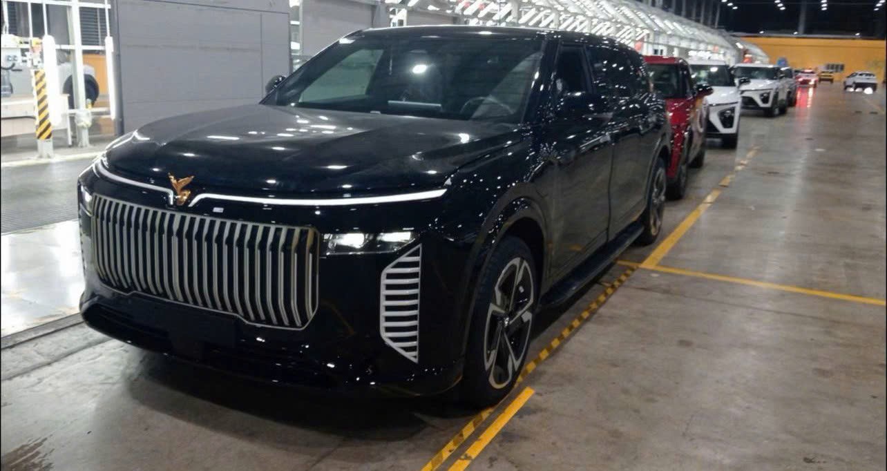 SUV mới giống VinFast VF 9 gây ‘lú’ vì logo đặt nổi giống Rolls-Royce