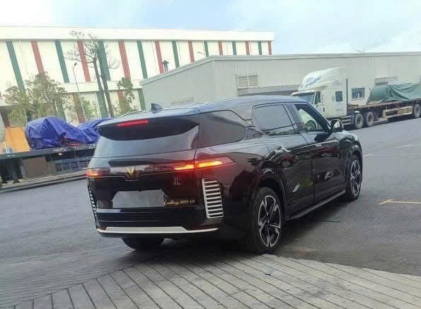 SUV mới giống VinFast VF 9 gây ‘lú’ vì logo đặt nổi giống Rolls-Royce