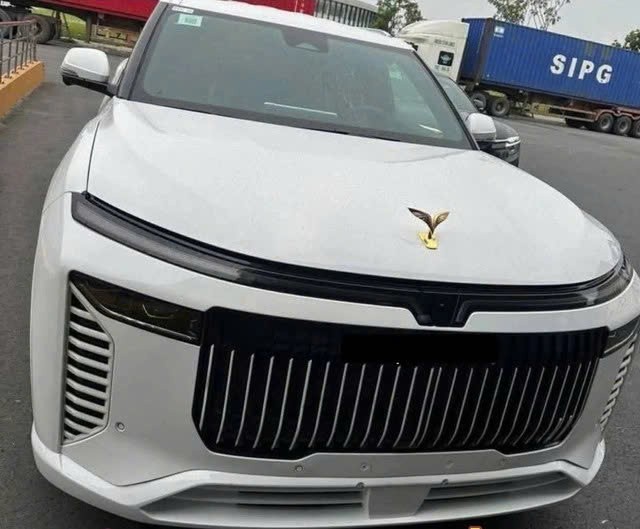 SUV mới giống VinFast VF 9 gây ‘lú’ vì logo đặt nổi giống Rolls-Royce SUV mới giống VinFast VF 9