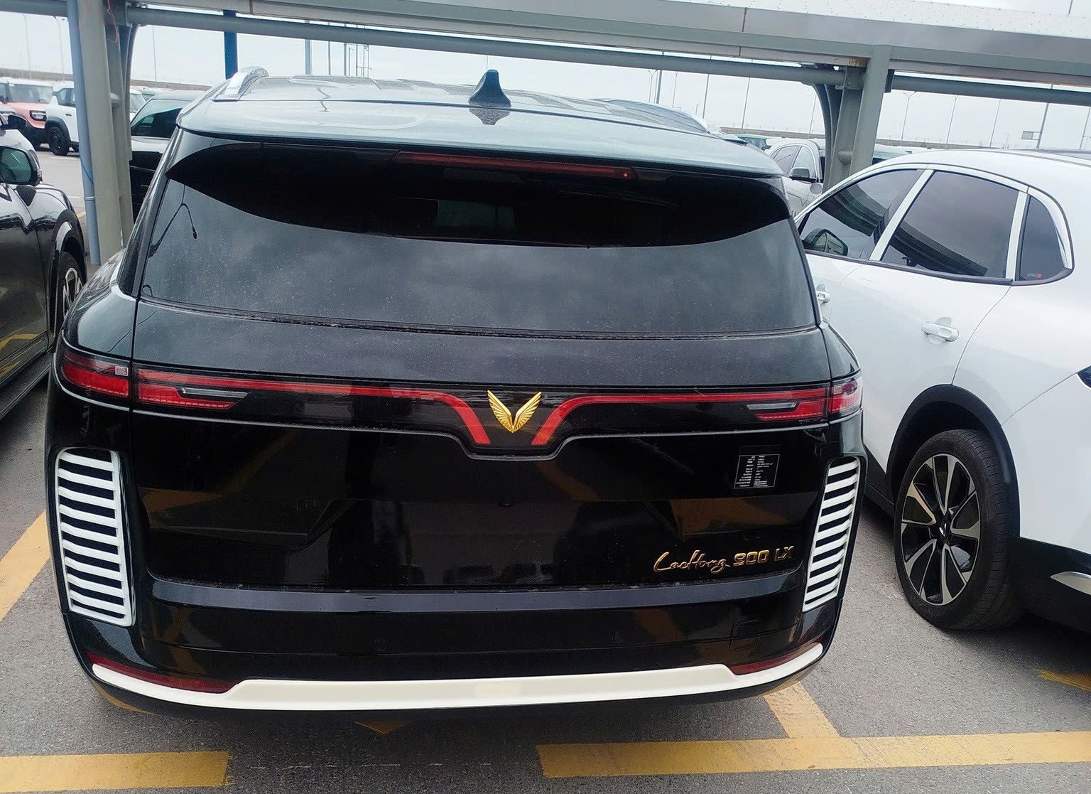 SUV mới giống VinFast VF 9 gây ‘lú’ vì logo đặt nổi giống Rolls-Royce