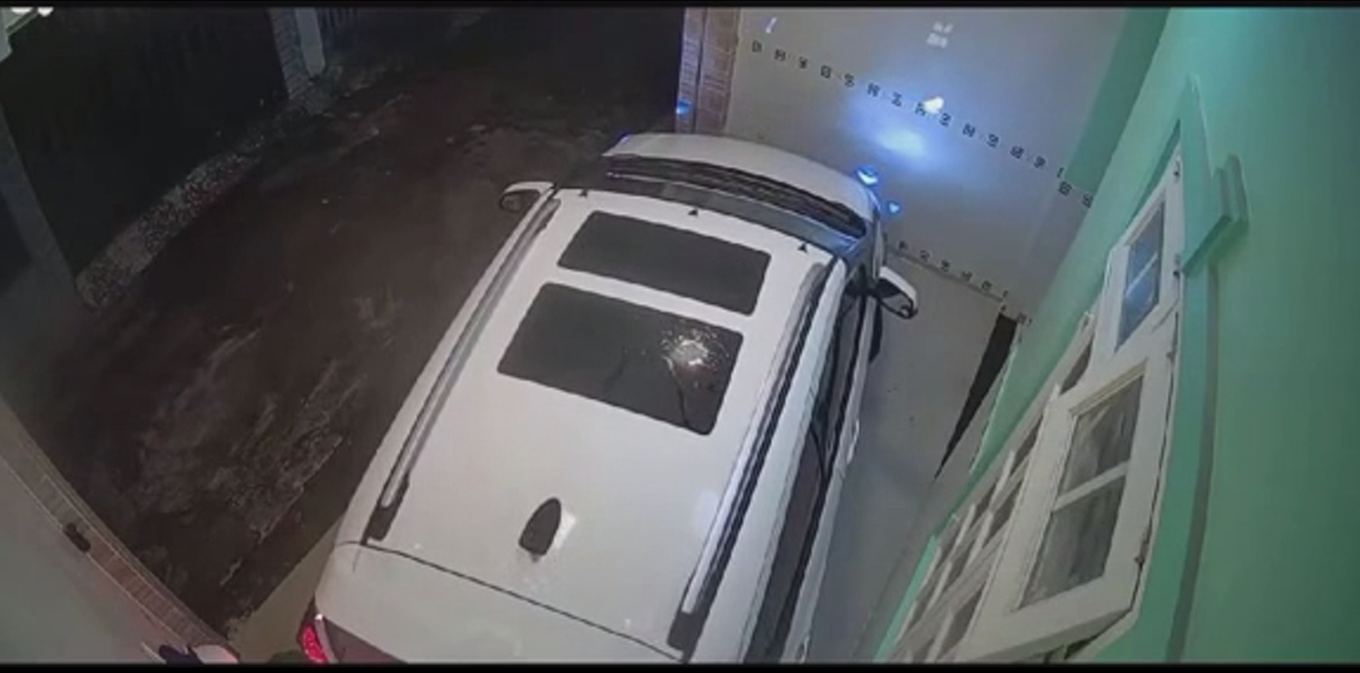 Lùi xe "chuẩn từng centimet" trước cửa nhà, tài xế Fadil khiến dân mạng trầm trồ