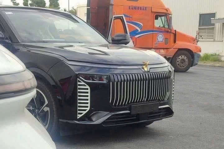 SUV mới giống VinFast VF 9 gây ‘lú’ vì logo đặt nổi giống Rolls-Royce