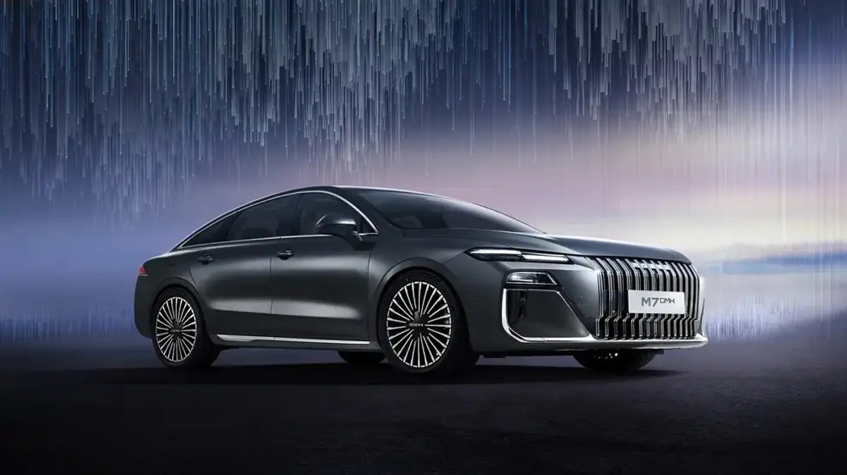 Roewe M7 DMH, xe bình dân phát triển bởi cựu Giám đốc thiết kế Rolls-Royce, hé lộ hình ảnh