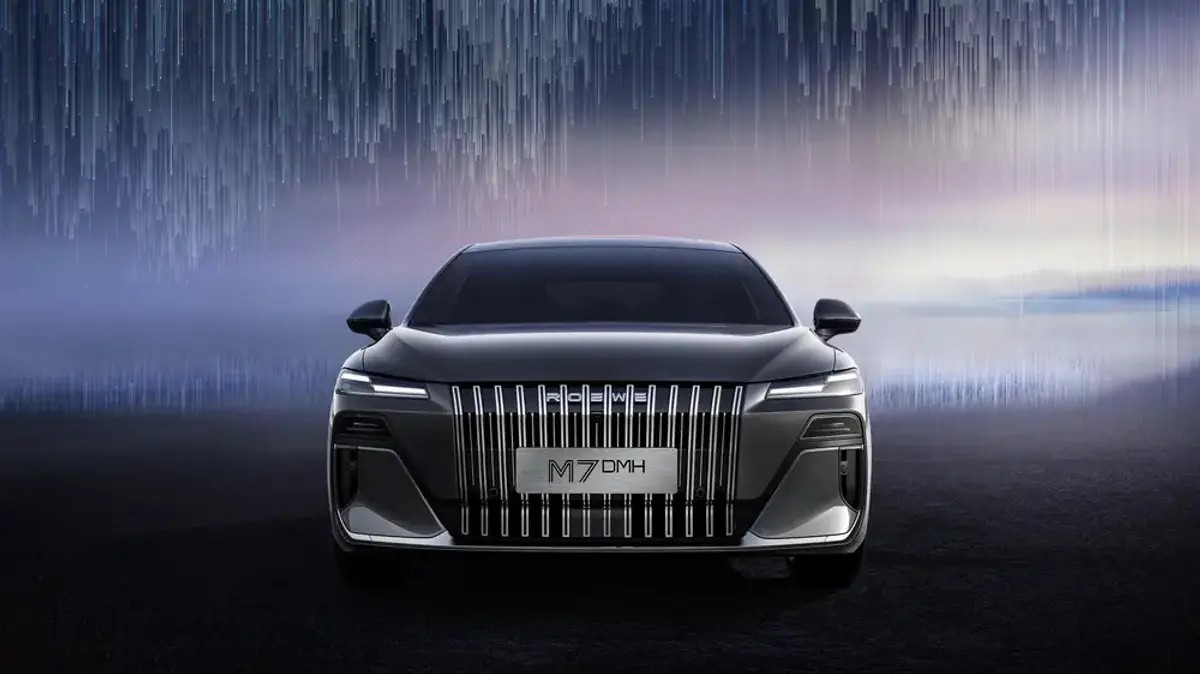 Roewe M7 DMH, xe bình dân phát triển bởi cựu Giám đốc thiết kế Rolls-Royce, hé lộ hình ảnh