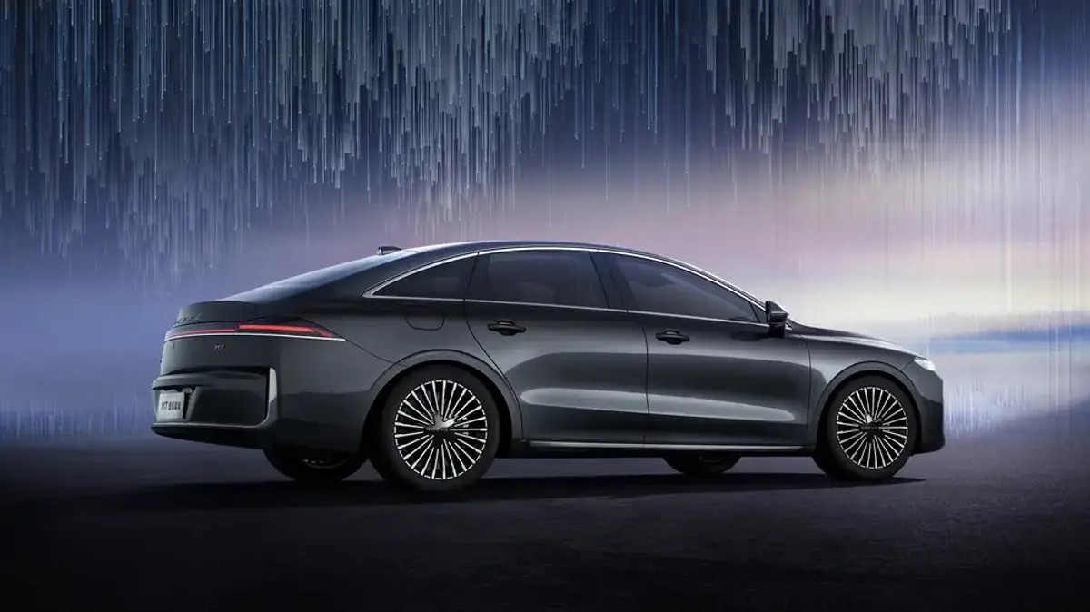 Roewe M7 DMH, xe bình dân phát triển bởi cựu Giám đốc thiết kế Rolls-Royce, hé lộ hình ảnh