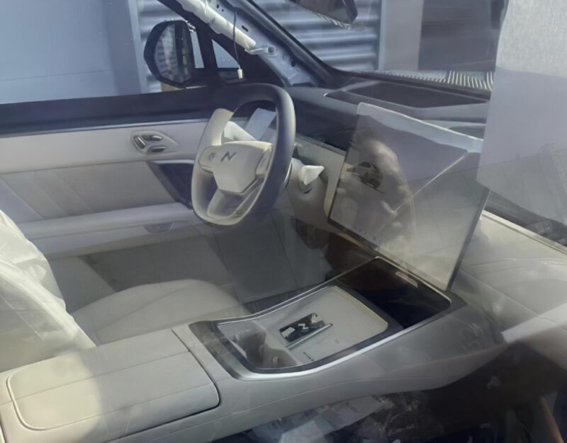 SUV điện cỡ lớn Onvo L90 giá dưới một tỷ đồng hé lộ hình ảnh phiên bản sản xuất Nội thất của Onvo L90 cho thấy phong cách tối giản, trang bị màn hình nổi lớn