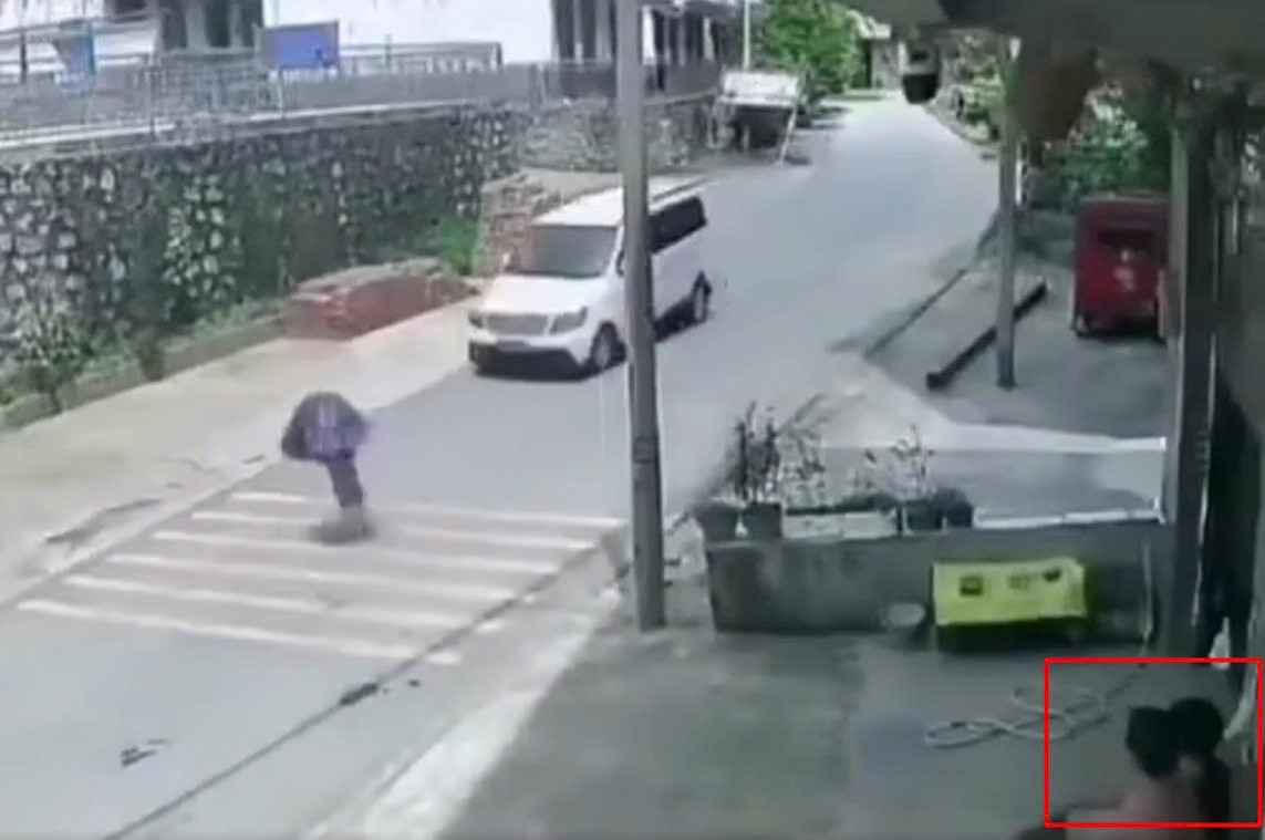 Phụ huynh thản nhiên khi trẻ nhỏ lao ra đường suýt bị xe đâm