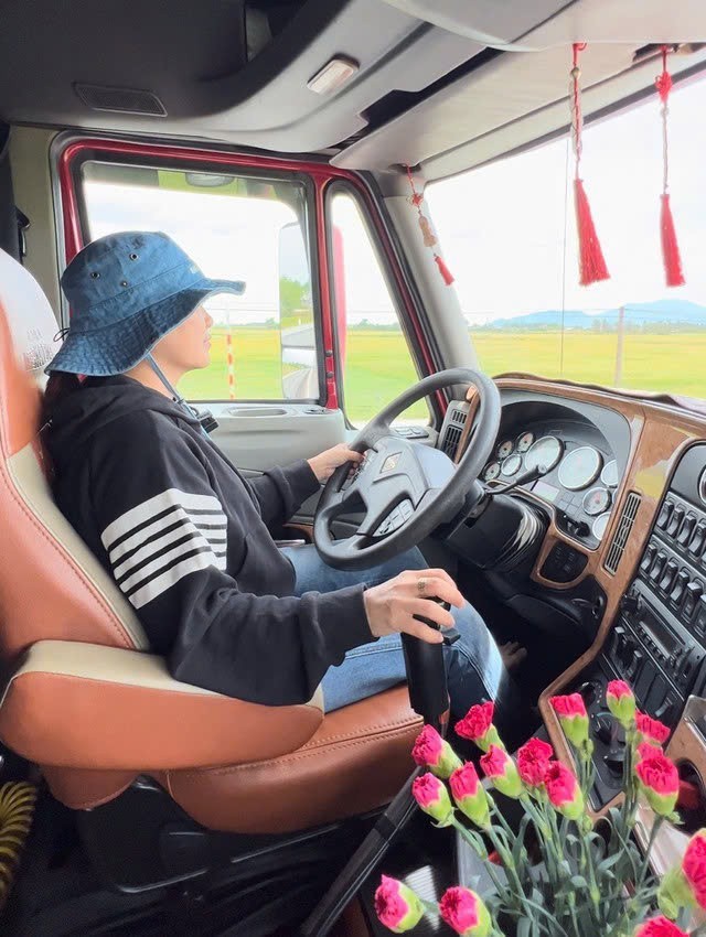 Nữ tài xế lái xe đầu kéo, 5 năm chinh phục hàng nghìn cây số từ Bắc vào Nam