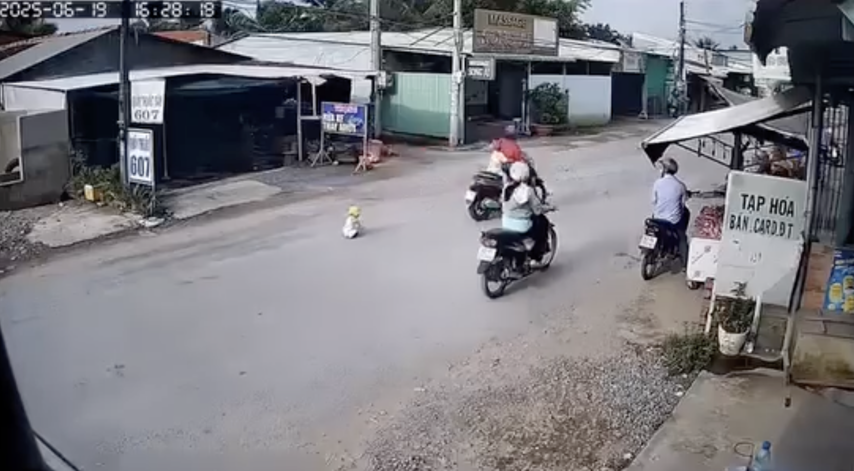 Truy tìm danh tính người phụ nữ 'đem con bỏ chợ' giữa đường chiều qua