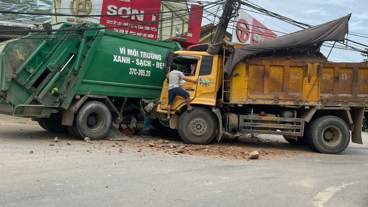 [Clip] Hai góc quay vụ xe tải và xe chở rác đâm nhau kinh hoàng tại Nam Đàn, Nghệ An trưa nay