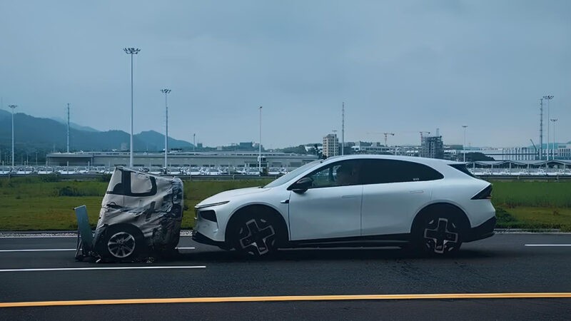 SUV điện Xpeng G7 chứng minh độ an toàn khi có thể phanh tự động ở tốc độ 130 km/h