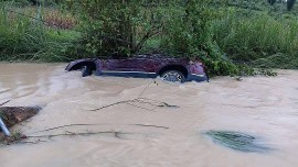gia dinh 5 nguoi tren xe hyundai santa fe bi lu cuon troi khi di theo chi dan google maps