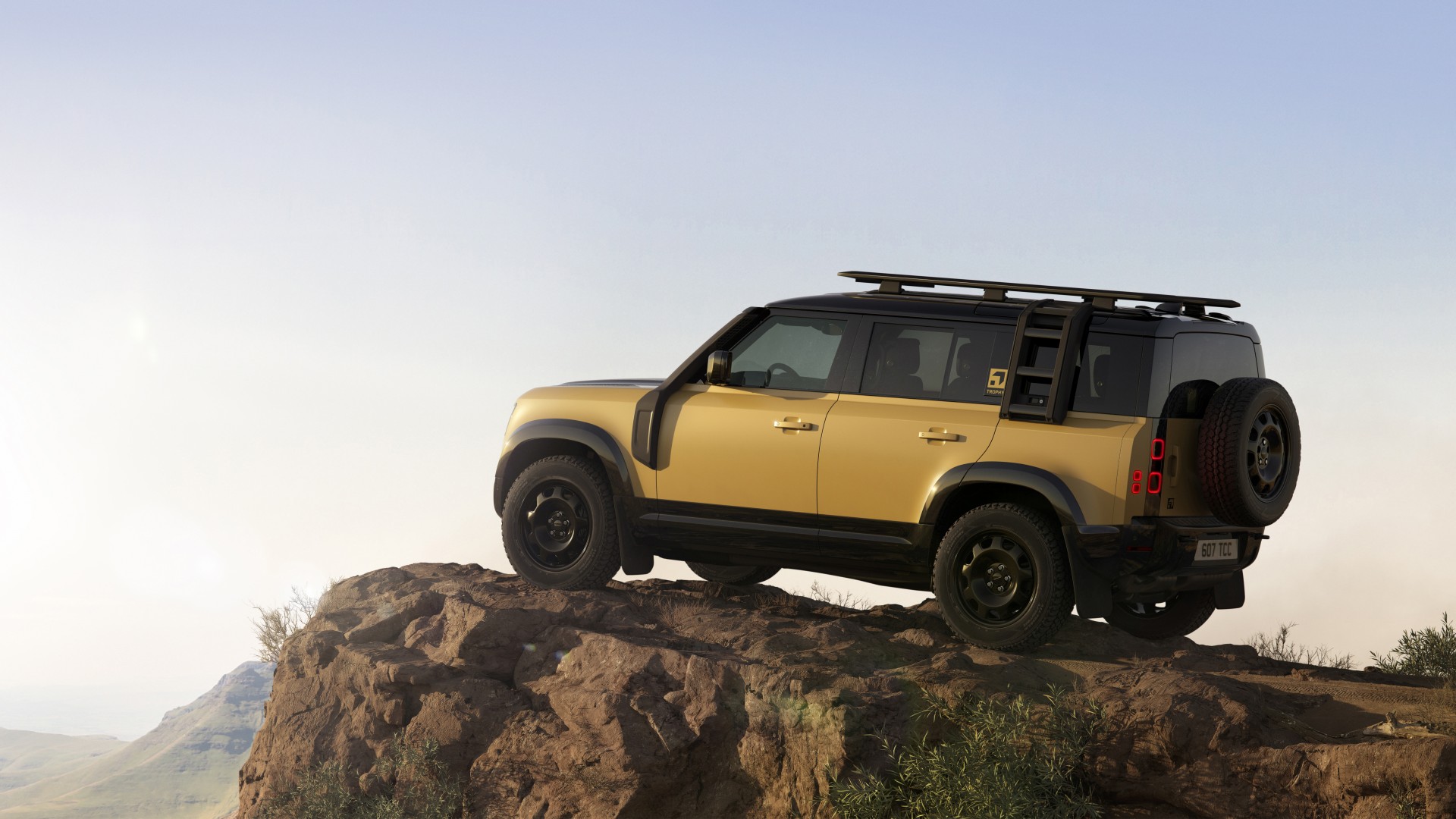 Land Rover Defender Trophy 2025: Mẫu SUV mang DNA off-road nguyên bản