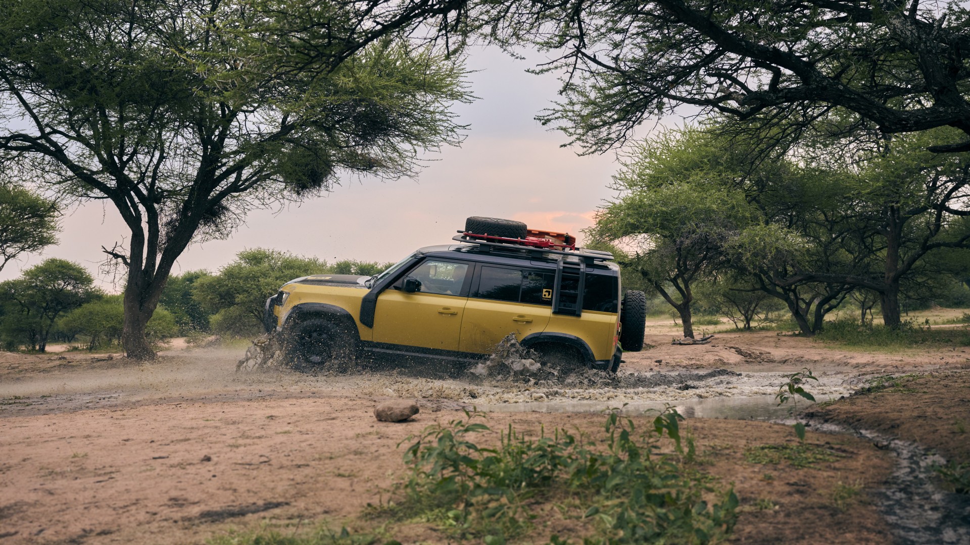 Land Rover Defender Trophy 2025: Mẫu SUV mang DNA off-road nguyên bản