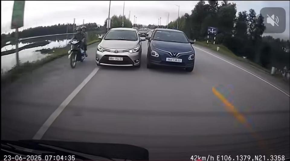 Xin nhập làn không được, tài xế ô tô đánh lái hất văng 2 người đi xe máy cùng chiều
