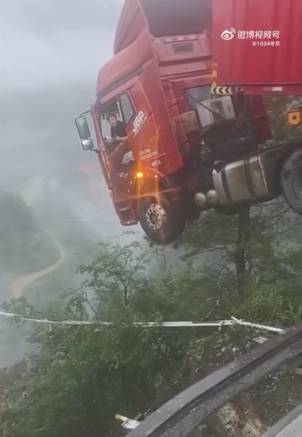Kinh hoàng khoảnh khắc xe tải lơ lửng giữa không trung khi cầu sập vì lũ quét ở Trung Quốc
