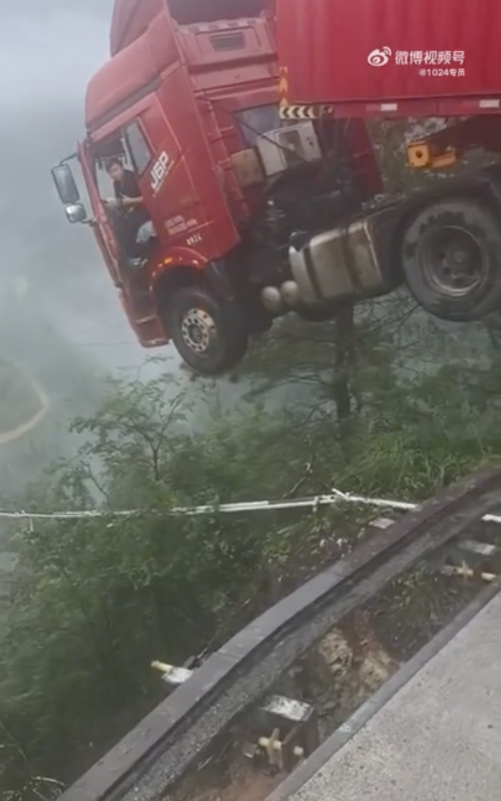 Kinh hoàng khoảnh khắc xe tải lơ lửng giữa không trung khi cầu sập vì lũ quét ở Trung Quốc