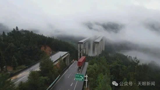 Kinh hoàng khoảnh khắc xe tải lơ lửng giữa không trung khi cầu sập vì lũ quét ở Trung Quốc