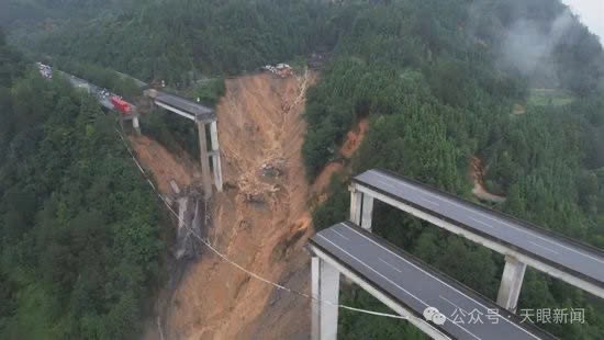 Kinh hoàng khoảnh khắc xe tải lơ lửng giữa không trung khi cầu sập vì lũ quét ở Trung Quốc