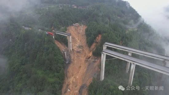Kinh hoàng khoảnh khắc xe tải lơ lửng giữa không trung khi cầu sập vì lũ quét ở Trung Quốc