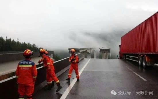 Kinh hoàng khoảnh khắc xe tải lơ lửng giữa không trung khi cầu sập vì lũ quét ở Trung Quốc