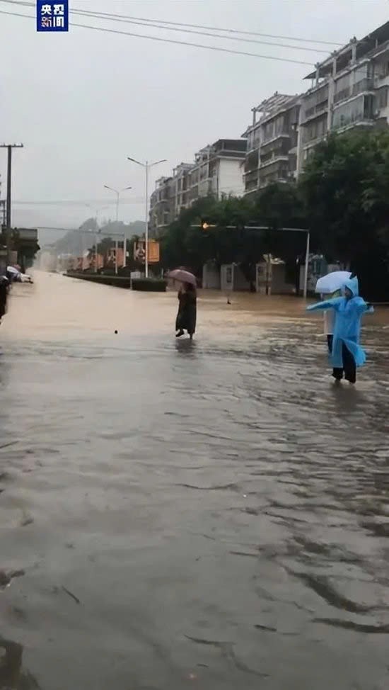 Kinh hoàng khoảnh khắc xe tải lơ lửng giữa không trung khi cầu sập vì lũ quét ở Trung Quốc