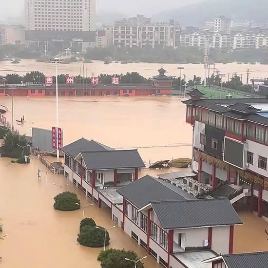Kinh hoàng khoảnh khắc xe tải lơ lửng giữa không trung khi cầu sập vì lũ quét ở Trung Quốc