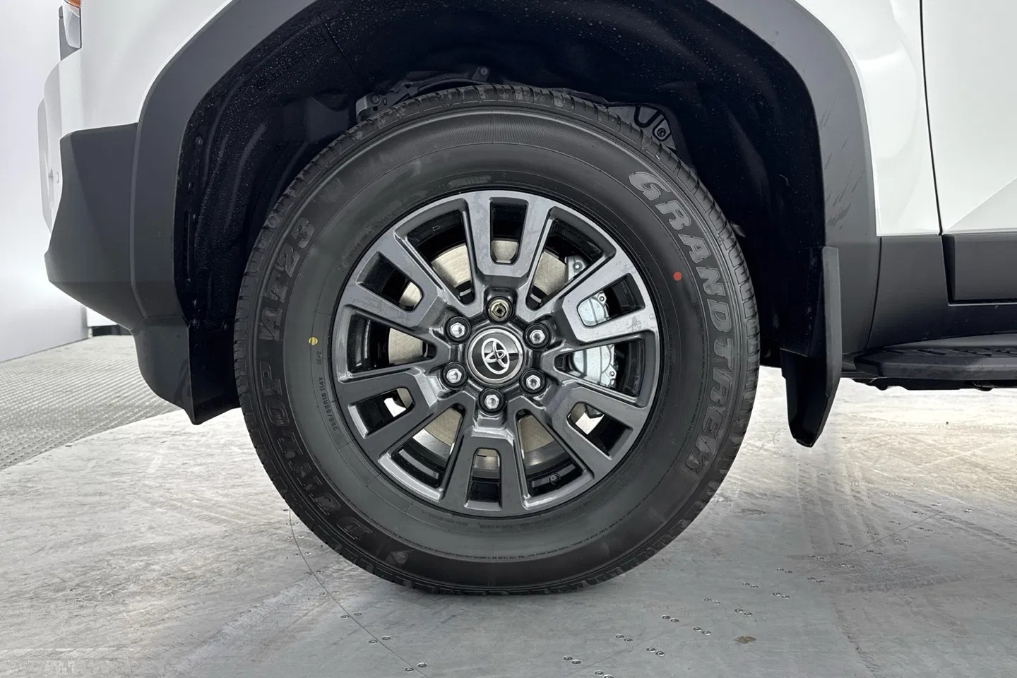 Toyota Land Cruiser ra mắt bản hai chỗ: Xe van thương mại đậm chất SUV off-road