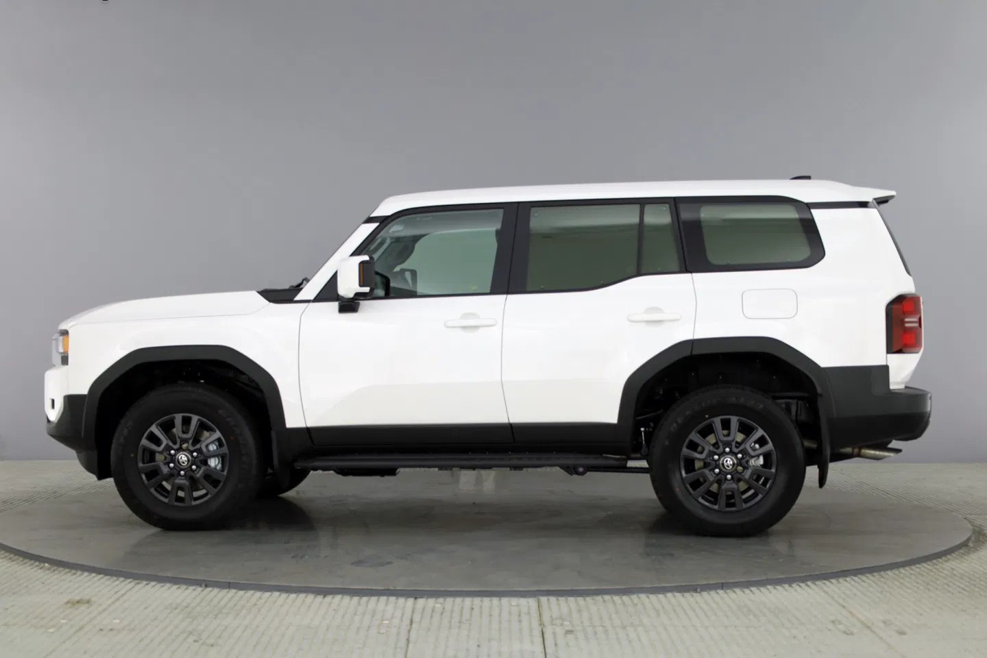 Toyota Land Cruiser ra mắt bản hai chỗ: Xe van thương mại đậm chất SUV off-road