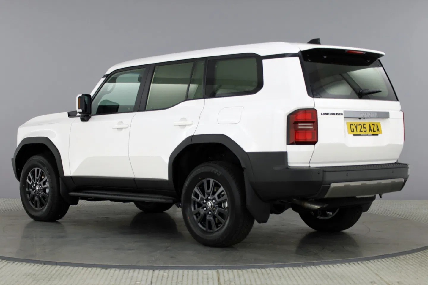Toyota Land Cruiser ra mắt bản hai chỗ: Xe van thương mại đậm chất SUV off-road