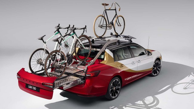 Skoda wagon biến hoá thành bán tải chở xe đạp để kỷ niệm 130 năm thành lập công ty