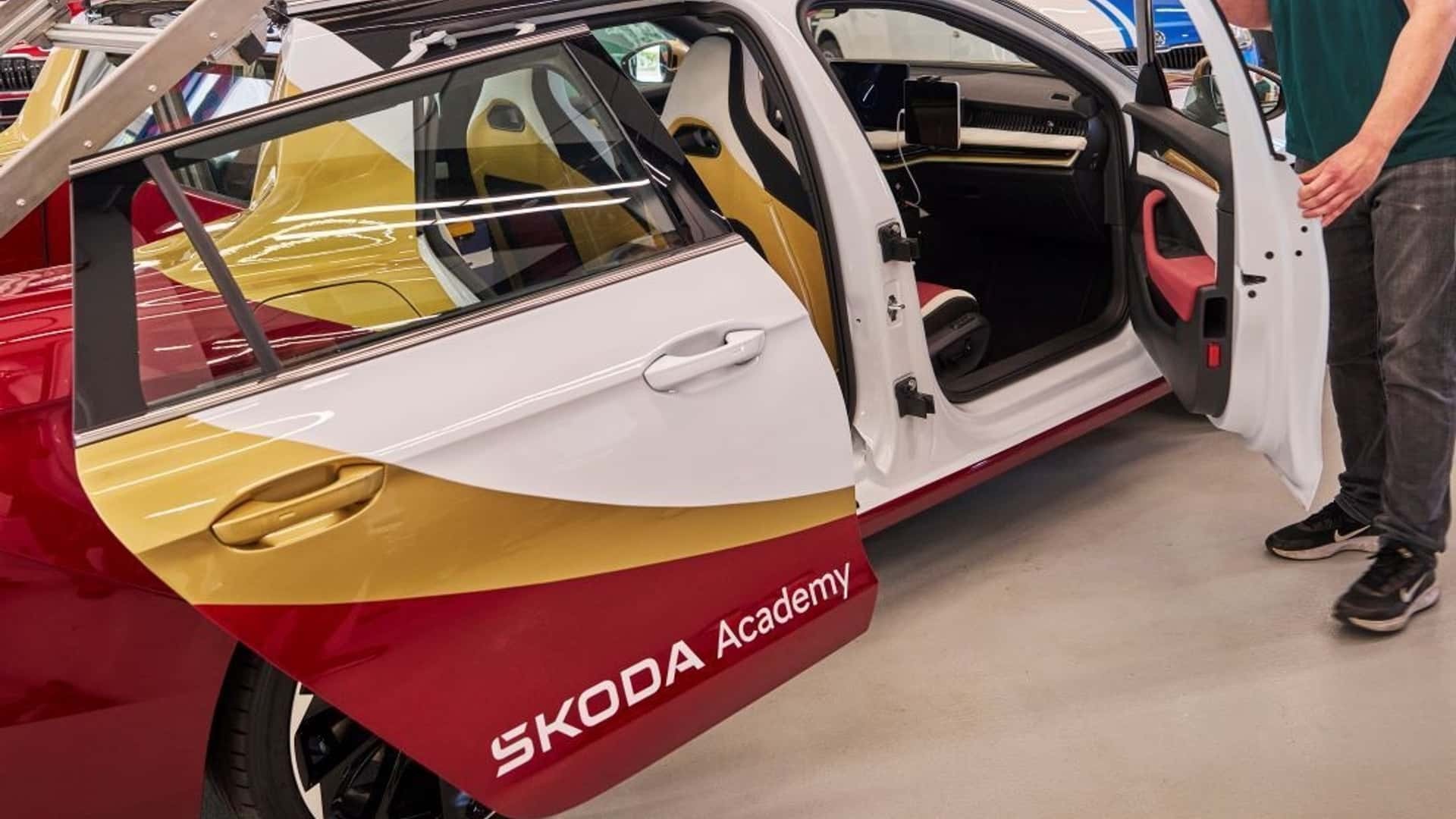 Xe có cửa sau dạng trượt và hai tay nắm