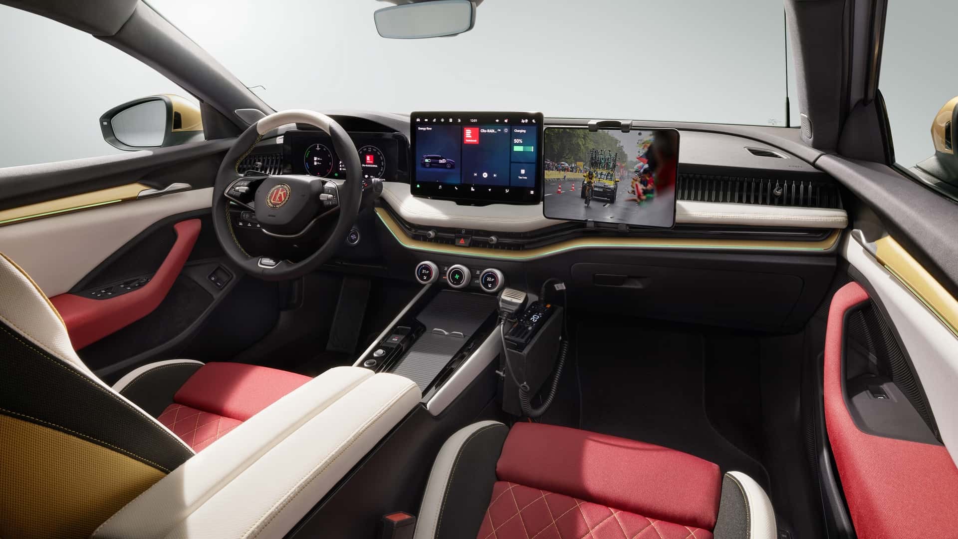 Cabin phía trước được bổ sung thêm màn hình hiển thị camera sau và bộ phát radio