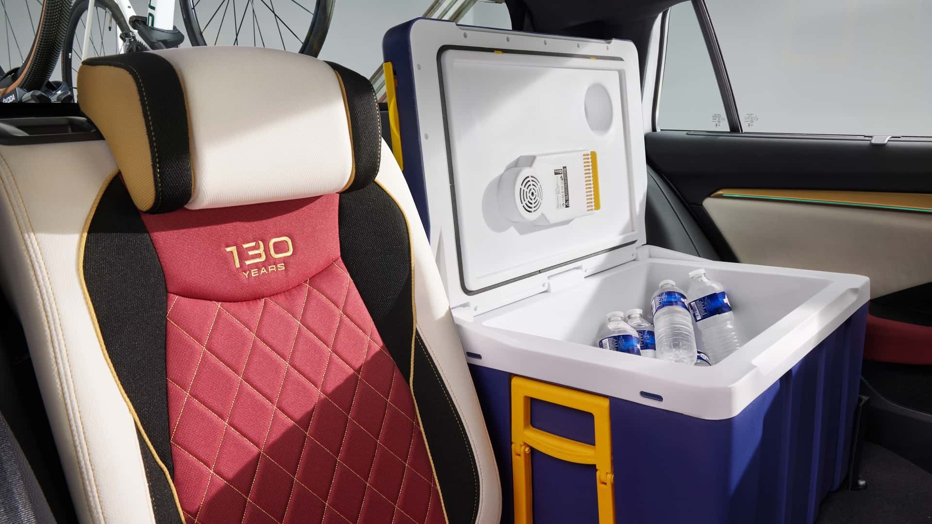 Hàng ghế sau chỉ có một ghế và những tiện nghi khác