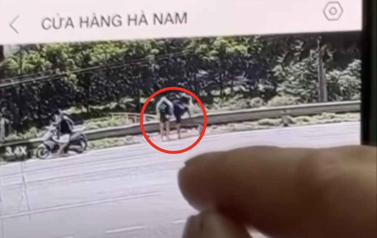 [Clip] Trèo hộ lan băng qua đường sắt, chồng bị tàu đâm tử vong ngay trước mặt vợ