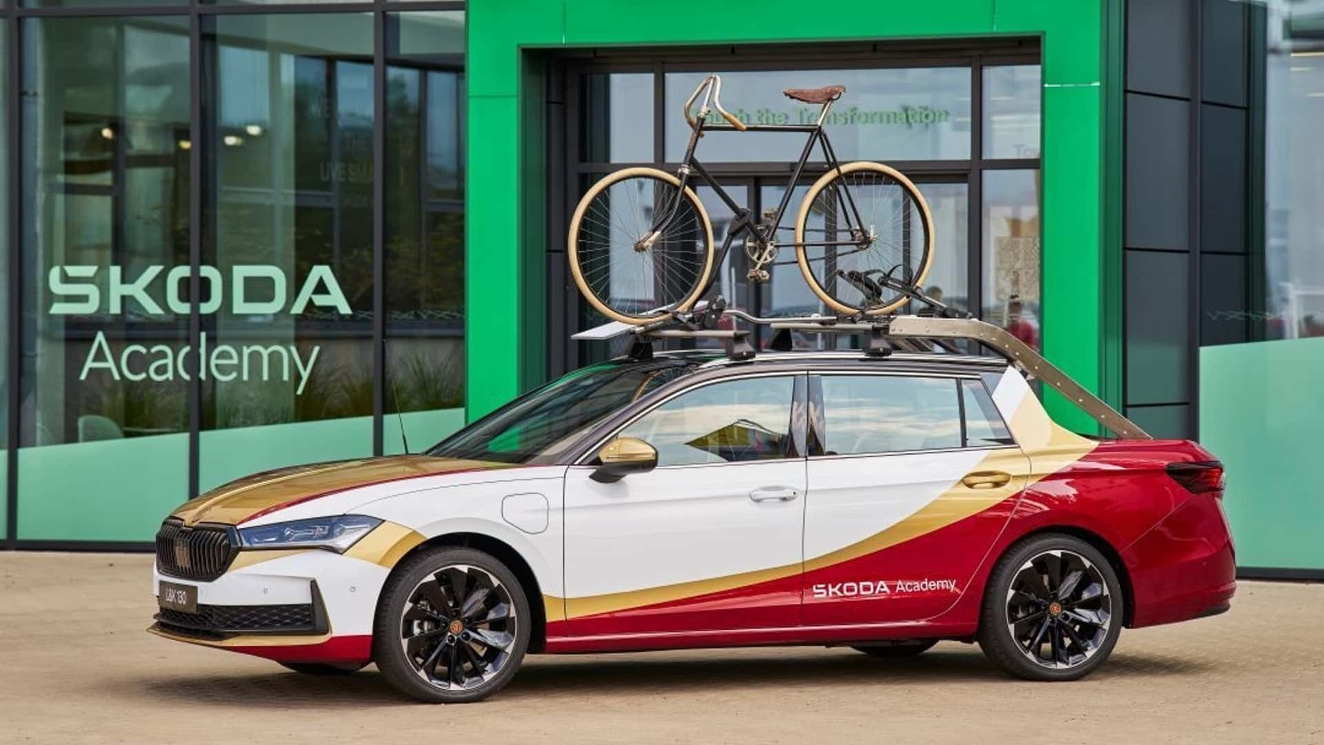 Skoda wagon biến hoá thành bán tải chở xe đạp để kỷ niệm 130 năm thành lập công ty