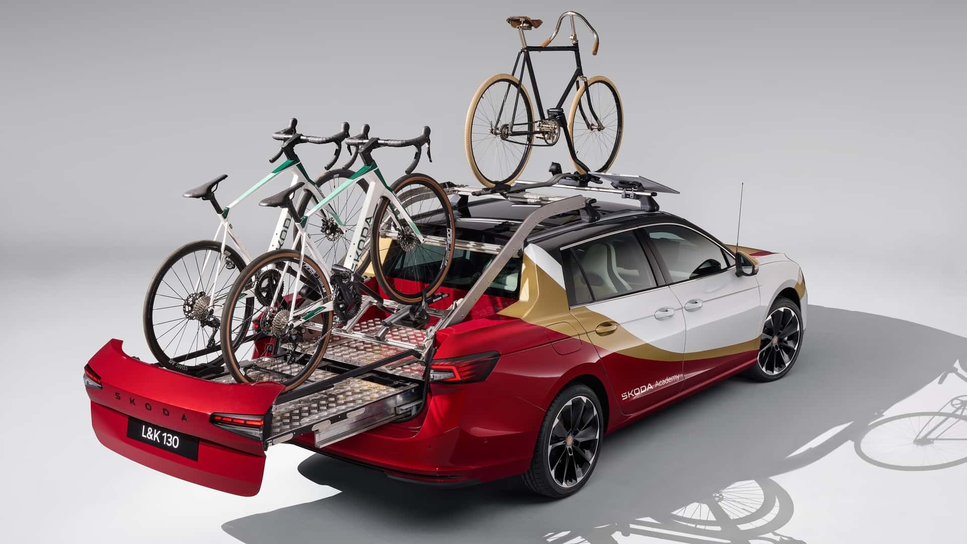 Skoda wagon biến hoá thành bán tải chở xe đạp để kỷ niệm 130 năm thành lập công ty