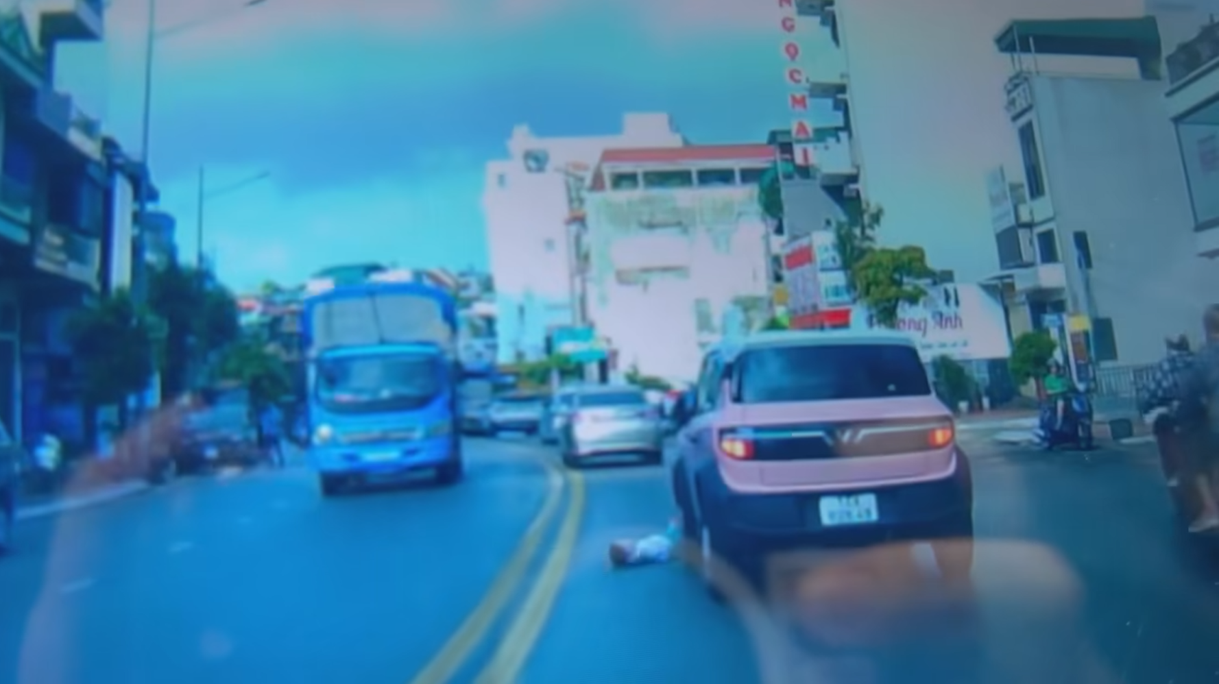 Va chạm giữa ô tô Vinfast VF 3 và xe máy đang sang đường khiến em bé bị hất văng