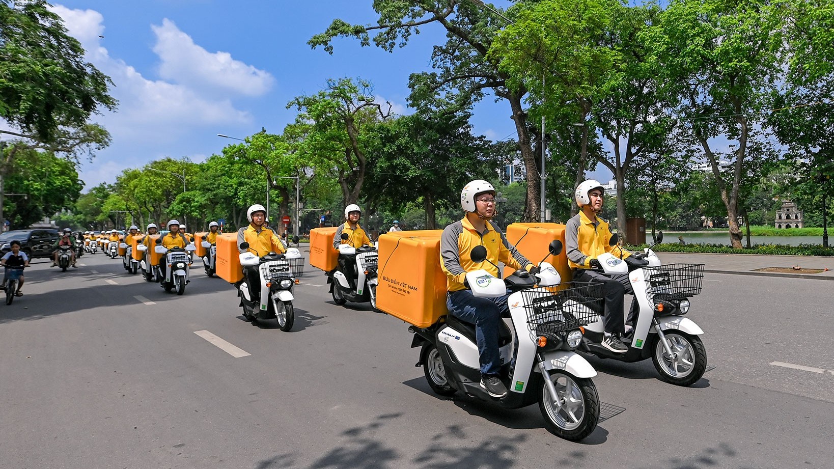 205 xe máy điện Honda gia nhập đội ngũ chuyển phát của Bưu điện Việt Nam tại Hà Nội