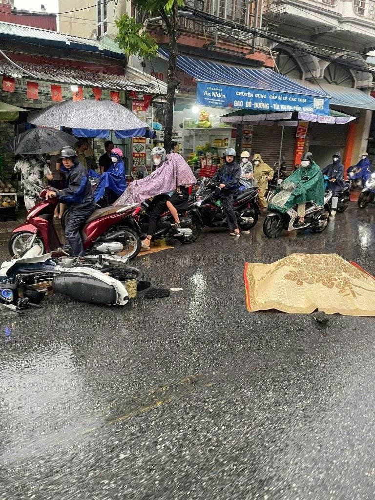 Trượt ngã vào gầm xe khách do trời mưa, người đi xe máy tử vong