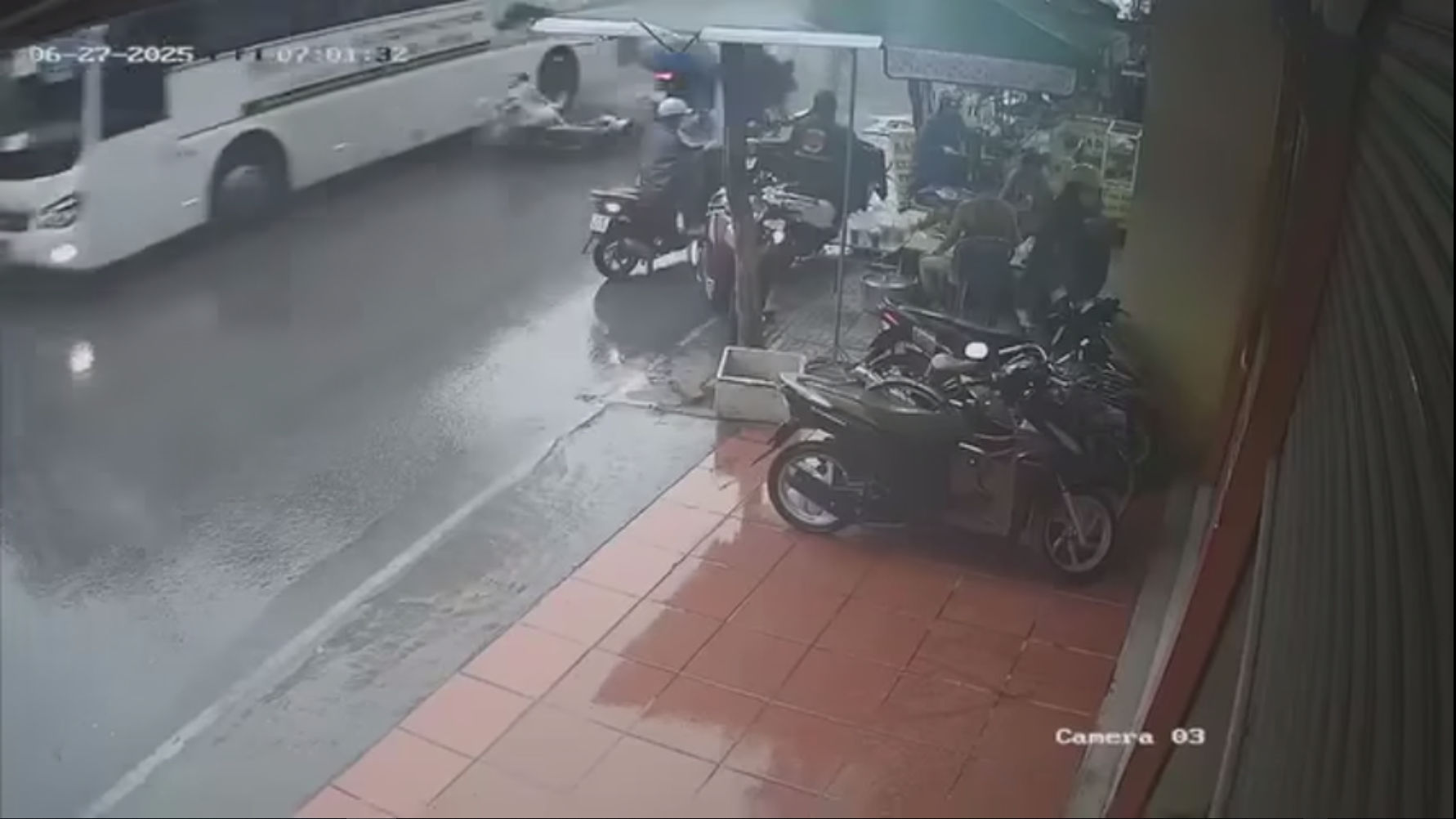 Trượt ngã vào gầm xe khách do trời mưa, người đi xe máy tử vong