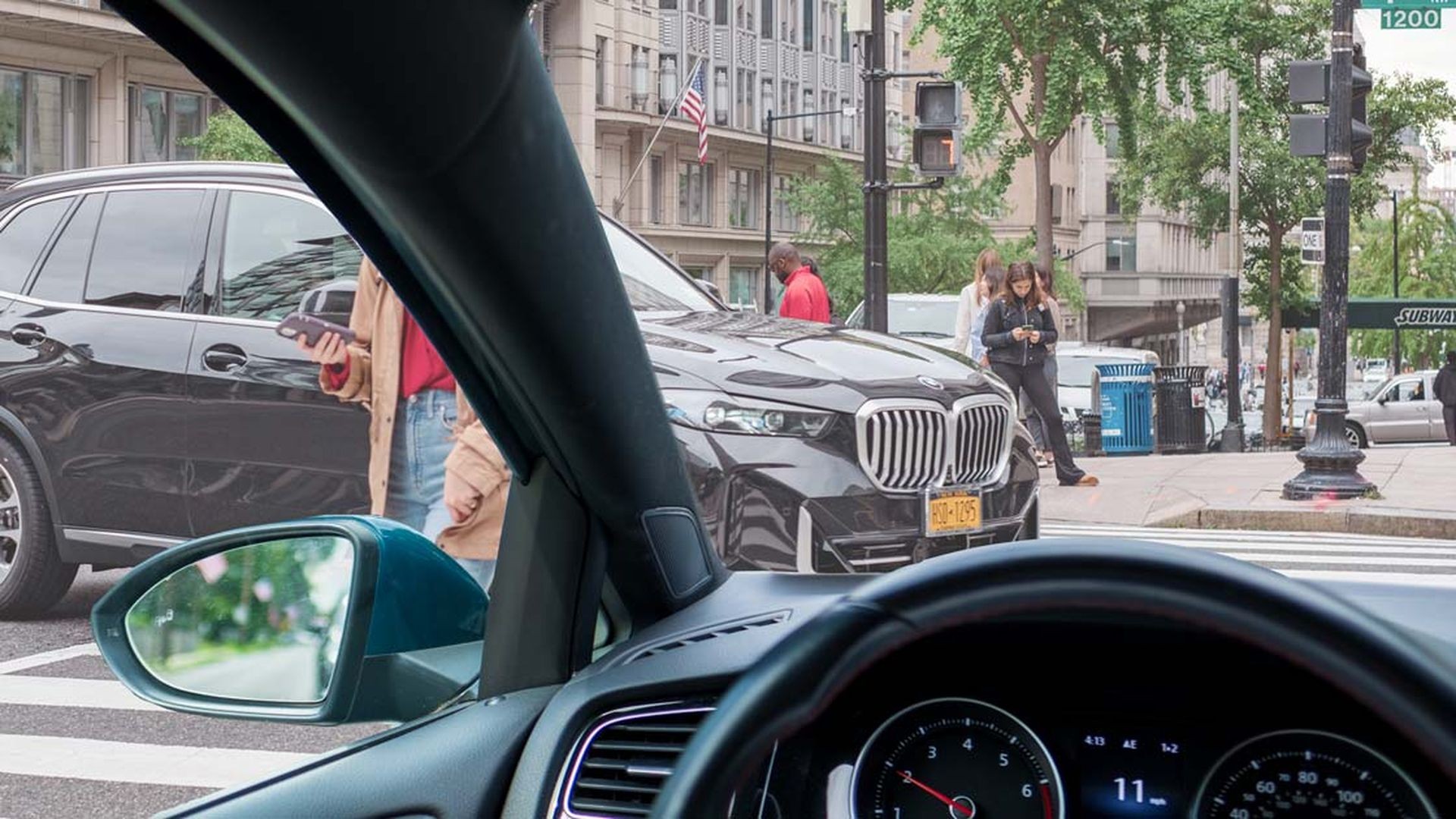 Điểm mù phía trước ô tô đang ngày càng lớn, đặc biệt ở SUV và bán tải Nghiên cứu mới của IIHS và Bộ Giao thông Vận tải Hoa Kỳ cho thấy điểm mù phía trước ô tô đang ngày càng lớn